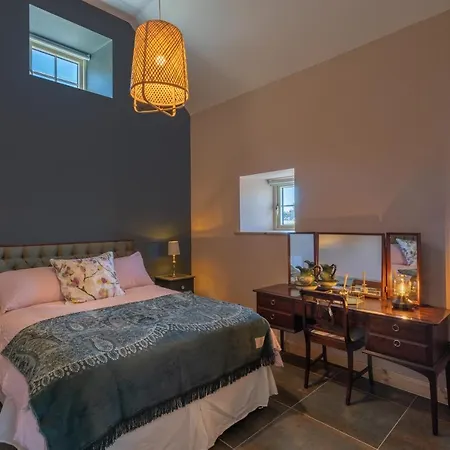 Coach House On The Shores Of Lough Corrib غالواي