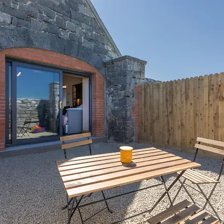 Coach House On The Shores Of Lough Corrib *
